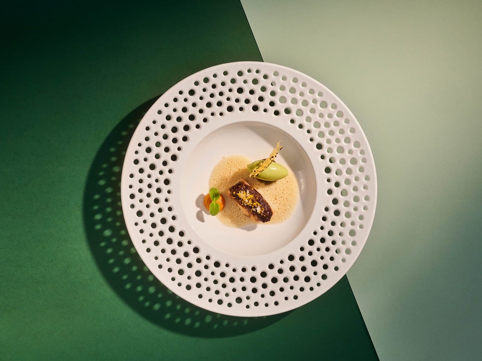 Das fertige Signaturgericht: Welsfilet mit Grüne-Sauce-Eis, Kartoffelschaum und Rhöner Blutwurst auf Designteller