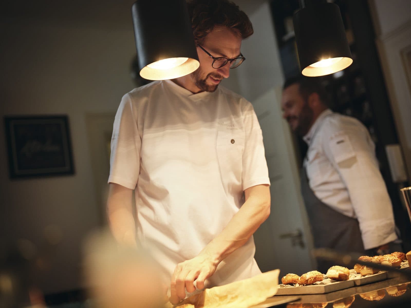 Christian Steska an der offenen Küche der Tastekitchen